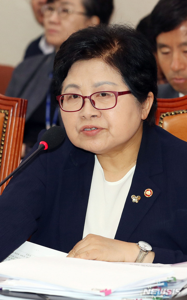【서울=뉴시스】이종철 기자 = 21일 오전 서울 여의도 국회에서 열린 여성가족위원회 전체회의에 출석한 여성가족부 정현백 장관이 답변을 하고 있다. 2018.08.21.&nbsp;&nbsp; jc4321@newsis.com