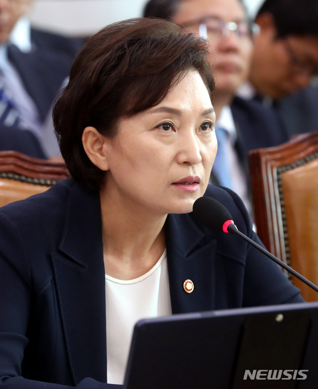 【서울=뉴시스】박영태 기자 = 21일 오전 서울 영등포구 여의도 국회에서 진행된 국토교통위원회 전체회의에서 김현미 국토교통부 장관이 의원 질의에 답변하고 있다. 2018.08.21. since1999@newsis.com
