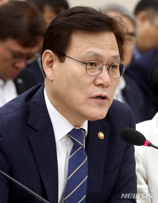 【서울=뉴시스】박영태 기자 = 21일 오전 서울 영등포구 여의도 국회에서 진행된 정무위원회 전체회의에서 최종구 금융위원장이 의원 질의에 답변하고 있다. 2018.08.21. since1999@newsis.com