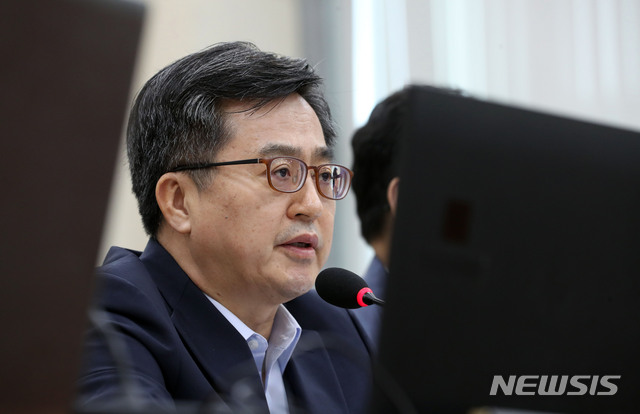 【서울=뉴시스】홍효식 기자 = 김동연 경제부총리 겸 기획재정부 장관이 21일 서울 여의도 국회 본청 기획재정위원회 회의실에서 열린 전체회의에 출석해 의원들의 질의에 답하고 있다. 2018.08.21. yesphoto@newsis.com
