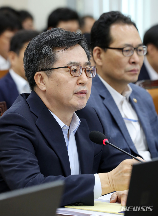 【서울=뉴시스】홍효식 기자 = 김동연 경제부총리 겸 기획재정부 장관이 21일 서울 여의도 국회 본청 기획재정위원회 회의실에서 열린 전체회의에 출석해 의원들의 질의에 답하고 있다. 2018.08.21. yesphoto@newsis.com