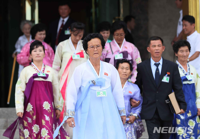 【금강산=뉴시스】뉴스통신취재단 = 제21차 이산가족 상봉행사 1회차 둘째날인 21일 외금강호텔에서 열린 개별상봉과 중식을 마친 북측 가족들이 버스로 향하고 있다. 2018.08.21.&nbsp; photo@newsis.com 