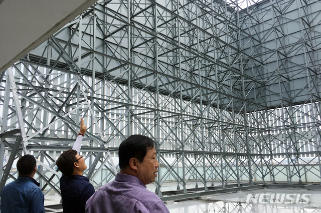 【광주=뉴시스】변재훈 기자 = 광주 서구는 북상 중인 태풍 '솔릭(SOULIK)'에 의한 옥외광고물 추락·파손피해를 예방하기 위해 인구밀집 지역과 통행량이 많은 교차로에 위치한 옥외광고물을 중점적으로 점검했다고 21일 밝혔다. 2018.08.21. (사진 = 광주 서구청 제공)&nbsp; photo@newsis.com 