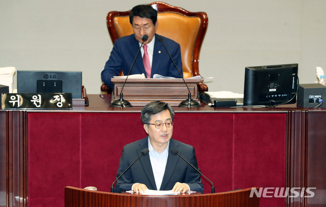 【서울=뉴시스】홍효식 기자 = 김동연 경제부총리 겸 기획재정부 장관이 21일 서울 여의도 국회 본청 예산결산특별위원회 회의실에서 열린 전체회의에 출석해 업무보고를 하고 있다. 2018.08.21. yesphoto@newsis.com