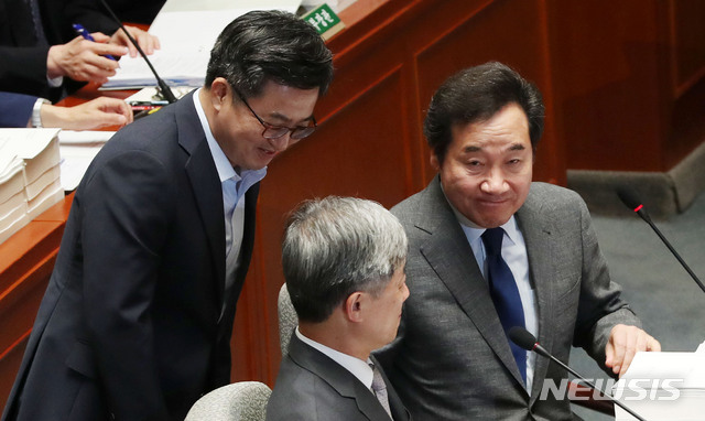 【서울=뉴시스】홍효식 기자 = 김동연(왼쪽부터) 경제부총리 겸 기획재정부 장관, 최재형 감사원장, 이낙연 국무총리가 21일 서울 여의도 국회 본청 예산결산특별위원회 회의실에서 열린 전체회의에 출석해 인사를 나누고 있다. 2018.08.21. yesphoto@newsis.com