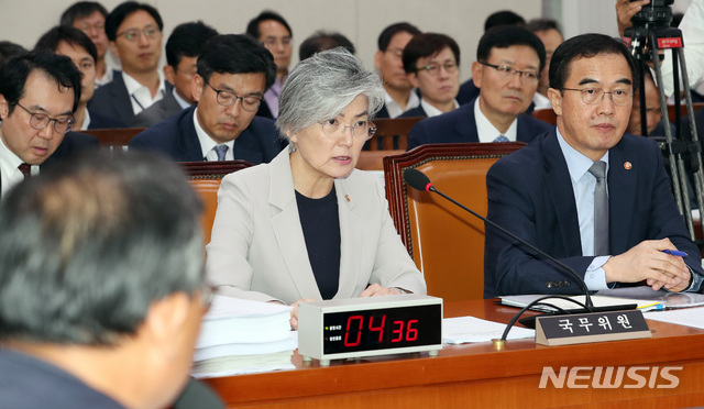 【서울=뉴시스】이종철 기자 = 21일 오후 서울 여의도 국회에서 열린 외교통일위원회 전체회의에 출석한 강경화 외교부장관(왼쪽)과 조명균 통일부 장관이 의원들의 질의에 답하고 있다. 2018.08.21.&nbsp;&nbsp; jc4321@newsis.com