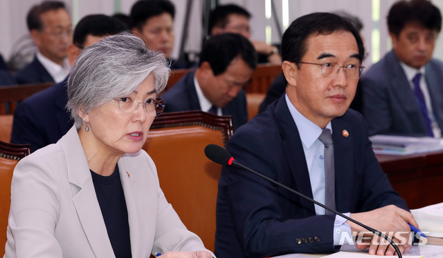 【서울=뉴시스】이종철 기자 = 21일 오후 서울 여의도 국회에서 열린 외교통일위원회 전체회의에 출석한 강경화 외교부장관이 의원들의 질의에 답하고 있다. 2018.08.21.&nbsp;&nbsp;&nbsp; jc4321@newsis.com