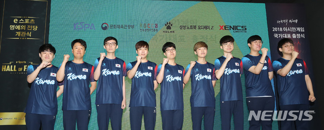 【서울=뉴시스】전진환 기자 = 2018 자카르타-팔렘방 아시안게임 e스포츠 국가대표 출정식이 열린 21일 오후 서울 상암 에스플렉스센터에서 스타크래프트 Ⅱ, 리그 오프 레전드에 출전하는 선수들이 파이팅을 외치고 있다. 스타크래프트2 국가대표 조성주(왼쪽부터), 리그 오브 레전드 국가대표 선수단 최우범 감독, 이재민 코치, 고동빈 수장, 김기인, 한왕호, 이상혁, 박재혁, 조용인. 2018.08.21. amin2@newsis.com