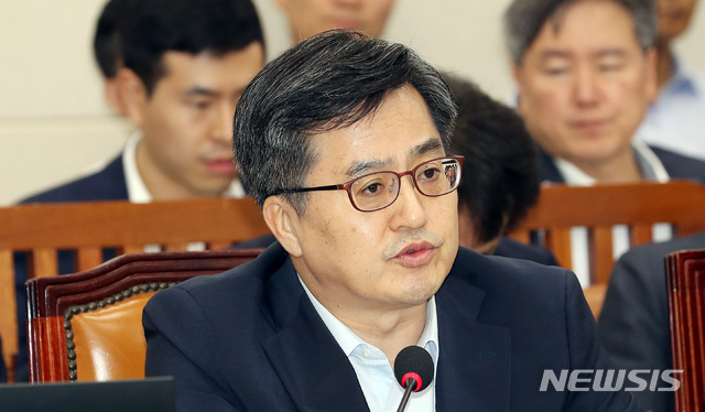 【서울=뉴시스】이종철 기자 = 21일 오후 서울 여의도 국회에서 열린 기획재정위원회 전체회의에 출석한 김동연 경제부총리 겸 기획재정부 장관이 의원들의 질의에 답하고 있다. 2018.08.21.&nbsp;&nbsp; jc4321@newsis.com