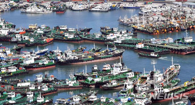 【부산=뉴시스】 하경민 기자 = 제19호 태풍 '솔릭'이 한반도를 향해 북상 중인 가운데 21일 오후 부산항 5부두에 각종 선박들이 대피해 있다. 2018.08.21. yulnetphoto@newsis.com