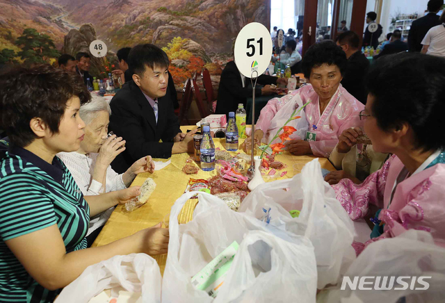 【금강산=뉴시스】뉴스통신취재단 = 제21차 이산가족 상봉행사 1회차 둘째날인 21일 금강산호텔에서 열린 단체상봉에서 남측의 이금연(87·왼쪽 두번째) 할머니 가족이 간식을 먹으며 대화를 나누고 있다. 2018.08.21.&nbsp; photo@newsis.com 