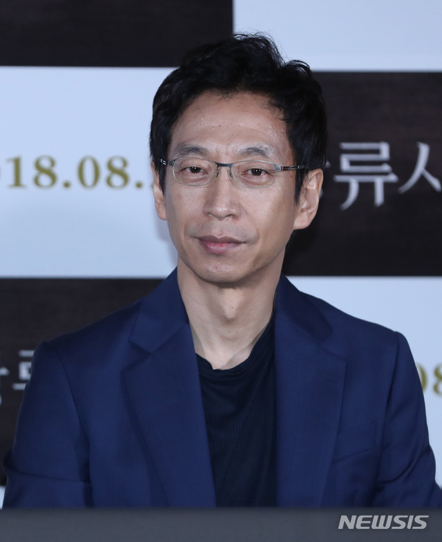 【서울=뉴시스】조수정 기자 = 변혁 감독이 21일 오후 서울 광진구 롯데시네마 건대입구에서 열린 영화 '상류사회' 언론시사회에서 질문을 듣고 있다. 영화 '상류사회'는 오는 29일 개봉한다. 2018.08.21. chocrystal@newsis.com