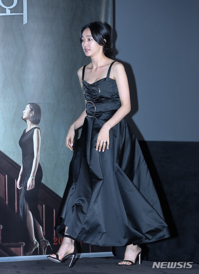 【서울=뉴시스】조수정 기자 = 배우 수애가 21일 오후 서울 광진구 롯데시네마 건대입구에서 열린 영화 '상류사회' 언론시사회에서 입장하고 있다. 영화 '상류사회'는 오는 29일 개봉한다. 2018.08.21. chocrystal@newsis.com