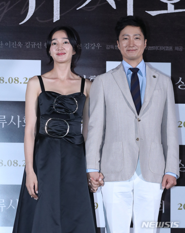 【서울=뉴시스】조수정 기자 = 배우 박해일, 수애(오른쪽) 감독이 21일 오후 서울 광진구 롯데시네마 건대입구에서 열린 영화 '상류사회' 언론시사회에서 포즈를 취하고 있다. 영화 '상류사회'는 오는 29일 개봉한다. 2018.08.21. chocrystal@newsis.com