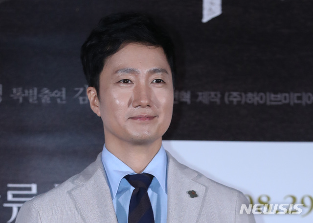 【서울=뉴시스】조수정 기자 = 배우 박해일이 21일 오후 서울 광진구 롯데시네마 건대입구에서 열린 영화 '상류사회' 언론시사회에서 포즈를 취하고 있다. 영화 '상류사회'는 오는 29일 개봉한다. 2018.08.21. chocrystal@newsis.com