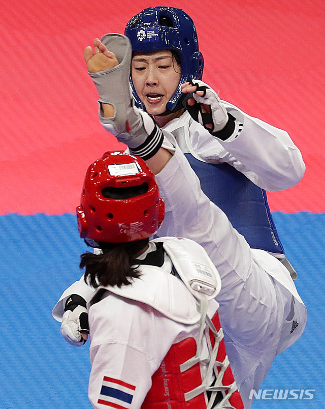 【자카르타(인도네시아)=뉴시스】추상철 기자 = 21일(현지시각) 오후 인도네시아 자카르타 컨벤션센터에서 열린 2018 자카르타-팔렘방 아시안게임 태권도 여자 57kg급 준결승 경기. 대한민국 이아름이 태국 비파완과 경기를 펼치고 있다. 2018.08.21. scchoo@newsis.com