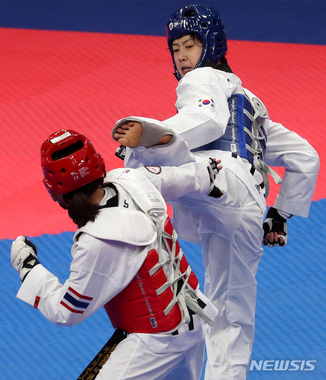 【자카르타(인도네시아)=뉴시스】추상철 기자 = 21일(현지시각) 오후 인도네시아 자카르타 컨벤션센터에서 열린 2018 자카르타-팔렘방 아시안게임 태권도 여자 57kg급 준결승 경기. 대한민국 이아름이 태국 비파완과 경기를 펼치고 있다. 2018.08.21. scchoo@newsis.com