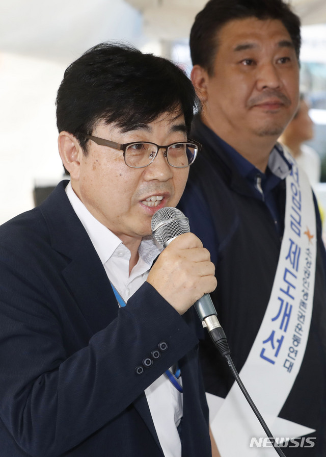 다【서울=뉴시스】최동준 기자 = 인태연 청와대 자영업비서관이 21일 서울 세종로 최저임금 제도개선 촉구 소상공인 천막농성장을 찾아 인사말을 하고 있다. 2018.08.21. photocdj@newsis.com