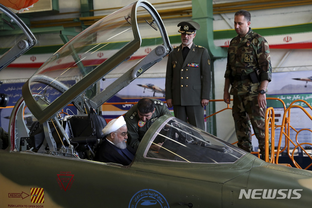 【테헤란=AP/뉴시스】미국의 대(對)이란 제재 재개로 이란과의 긴장이 고조되는 가운데 이란이 3일(현지시간) 국산 전투기 ‘코우사르’ 생산을 가동했다고 밝혔다. 지난 8월21일 코우사르 공개행사를 하루 앞두고 하산 로하니 대통령이 코우사르 조종석에 직접 앉아 관계자의 설명을듣고 있다. 2018.11.03 