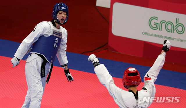 【자카르타(인도네시아)=뉴시스】추상철 기자 = 21일(현지시각) 오후 인도네시아 자카르타 컨벤션센터에서 열린 2018 자카르타-팔렘방 아시안게임 태권도 여자 57kg급 결승 경기. 대한민국 이아름이 중국 루오종시에게 패한 후 아쉬워하고 있다. 2018.08.21. scchoo@newsis.com