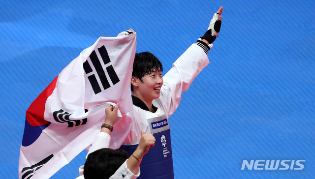 【자카르타(인도네시아)=뉴시스】추상철 기자 = 21일(현지시각) 오후 인도네시아 자카르타 컨벤션센터에서 열린 2018 자카르타-팔렘방 아시안게임 태권도 여자 67kg 초과급 결승 경기. 금메달을 딴 대한민국 이다빈이 기뻐하고 있다. 2018.08.21.&nbsp; scchoo@newsis.com