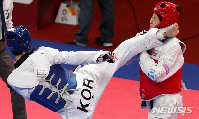 【자카르타(인도네시아)=뉴시스】추상철 기자 = 21일(현지시각) 오후 인도네시아 자카르타 컨벤션센터에서 열린 2018 자카르타-팔렘방 아시안게임 태권도 여자 67kg 초과급 결승 경기. 대한민국 이다빈이 카자흐스탄 칸셀 데니즈와 경기를 펼치고 있다. 2018.08.21. scchoo@newsis.com