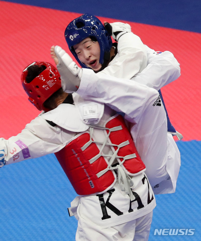 【자카르타(인도네시아)=뉴시스】추상철 기자 = 21일(현지시각) 오후 인도네시아 자카르타 컨벤션센터에서 열린 2018 자카르타-팔렘방 아시안게임 태권도 여자 67kg 초과급 결승 경기. 대한민국 이다빈이 카자흐스탄 칸셀 데니즈와 경기를 펼치고 있다. 2018.08.21. scchoo@newsis.com