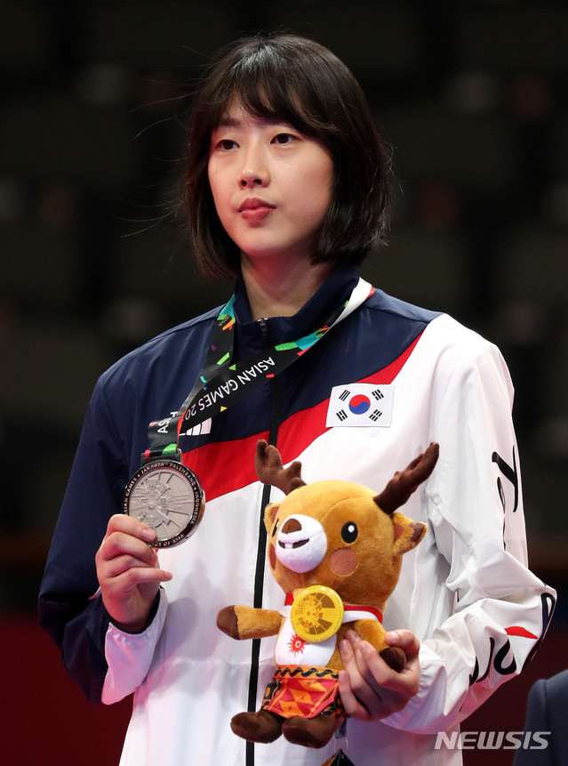 【자카르타(인도네시아)=뉴시스】추상철 기자 = 21일(현지시각) 오후 인도네시아 자카르타 컨벤션센터에서 열린 2018 자카르타-팔렘방 아시안게임 태권도 여자 57kg급 시상식. 은메달을 딴 대한민국 이아름이 메달을 들어보이고 있다. 2018.08.21. scchoo@newsis.com