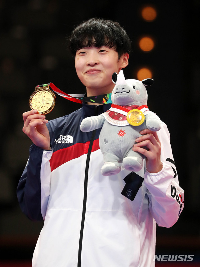 【자카르타(인도네시아)=뉴시스】추상철 기자 = 21일(현지시각) 오후 인도네시아 자카르타 컨벤션센터에서 열린 2018 자카르타-팔렘방 아시안게임 태권도 여자 67kg 초과급 시상식. 금메달을 딴 대한민국 이다빈이 메달을 들어보이고 있다. 2018.08.21. scchoo@newsis.com