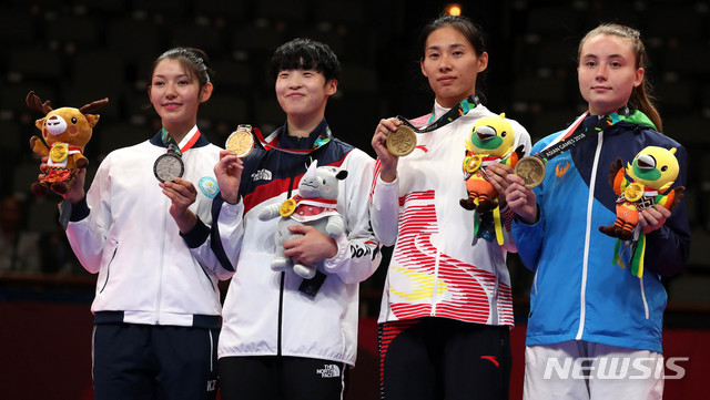 【자카르타(인도네시아)=뉴시스】추상철 기자 = 21일(현지시각) 오후 인도네시아 자카르타 컨벤션센터에서 열린 2018 자카르타-팔렘방 아시안게임 태권도 여자 67kg 초과급 시상식. 금메달을 딴 대한민국 이다빈이 메달리스트와 함께 기념촬영을 하고 있다. 2018.08.21. scchoo@newsis.com