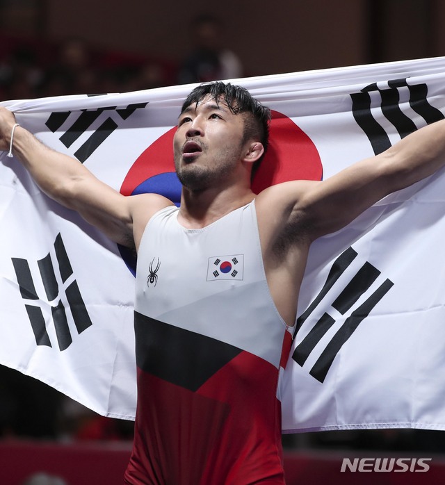 【자카르타(인도네시아)=뉴시스】최진석 기자 = 21일(현지시각) 오후 인도네시아 자카르타 컨벤션센터에서 열린 '2018 자카르타-팔렘방 아시아안게임' 레슬링 남자 그레코로만형 67kg급 금메달 결정전에서 한국 류한수가 금메달을 차지한 뒤 태극기를 들고 기뻐하고 있다. 2018.08.21. myjs@newsis.com