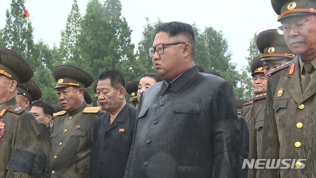 【서울=뉴시스】 조선중앙TV가 21일 오후 김정은 국무위원장이 평양 신미리애국열사능에서 열린 김영춘 전 인민무력부장 영결식에 참석했다고 보도했다. 2018.08.21.(사진=조선중앙TV 캡처) photo@newsis.com
