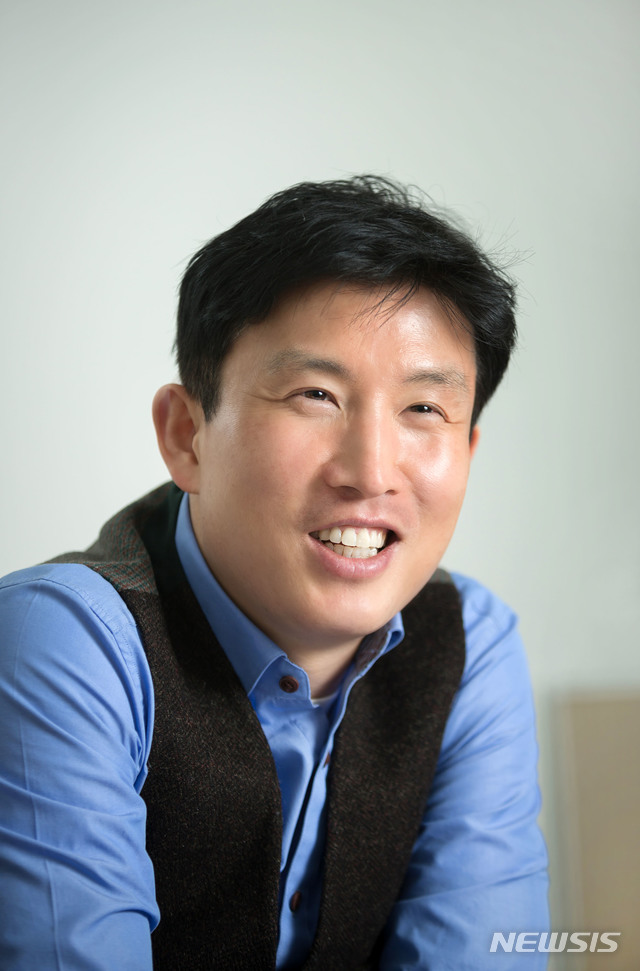 【울산=뉴시스】구미현 기자 = UNIST는 에너지 및 화학공학부의 조재필 교수팀이 중대형 배터리에 적합한 양극 소재인 ‘리튬과잉 전이금속산화물’의 성능을 향상시킬 기술을 개발했다고 22일 밝혔다. 사진은 조재필 교수. (사진=UNIST 제공) 2018.08.22. photo@newsis.com