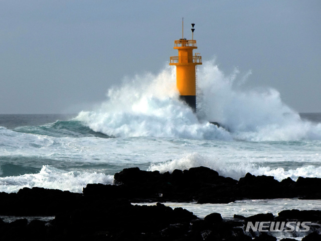 【제주=뉴시스】강정만 기자 = 제19호 태풍 솔릭의 영향으로 22일 오전 제주도 서귀포시 남원읍 남원1리 포구 등대를 중심으로 거센 파도가 몰아치고 있다. 2018.08.22&nbsp; kjm@newsis.com 