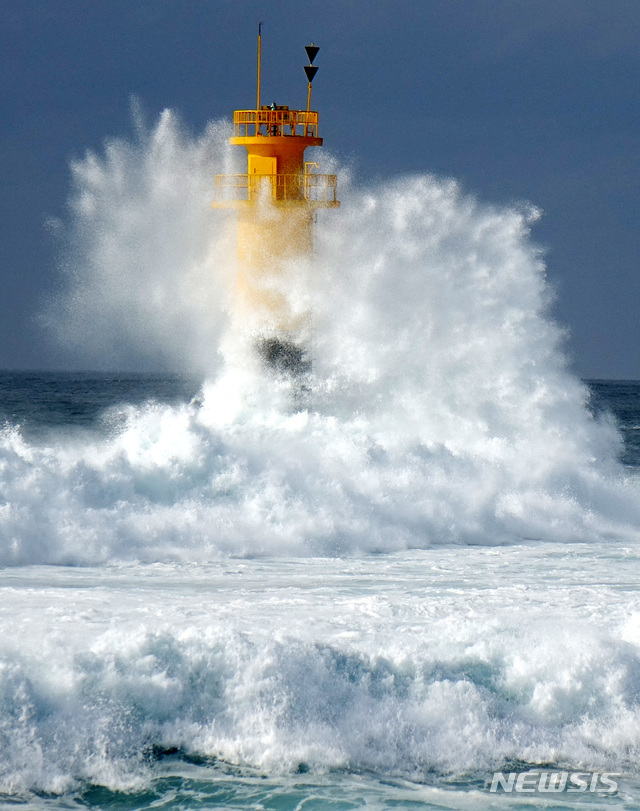 【제주=뉴시스】강정만 기자 = 제19호 태풍 '솔릭'의 영향으로 22일 오전 제주도 서귀포시 남원읍 남원1리 포구에 서있는 등대를 삼켜버릴 듯 거센 파도가 몰아치고 있다. 2018.08.22&nbsp; kjm@newsis.com 