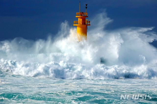 【제주=뉴시스】강정만 기자 = 제19호 태풍 '솔릭'의 영향으로 22일 오전 제주도 서귀포시 남원읍 남원1리 포구에 서있는 등대를 삼켜버릴 듯 거센 파도가 몰아치고 있다. 2018.08.22 kjm@newsis.com