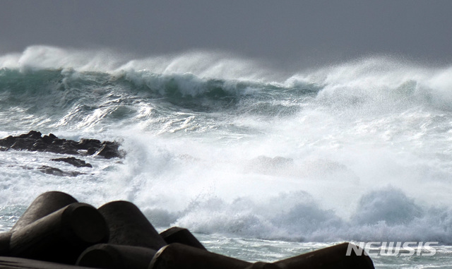【제주=뉴시스】강정만 기자 = 제19호 태풍 '솔릭'의 영향으로 22일 오전 제주도 서귀포시 남원읍 남원1리 포구에 거센 파도가 몰아치고 있다. 2018.08.22&nbsp; kjm@newsis.com 