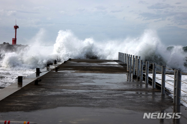 【제주=뉴시스】강정만 기자 = 제19호 태풍 '솔릭'의 영향으로 22일 오전 제주도 서귀포시 보목동 포구에 거센 파도가 몰아치고 있다. 2018.08.22&nbsp; kjm@newsis.com 