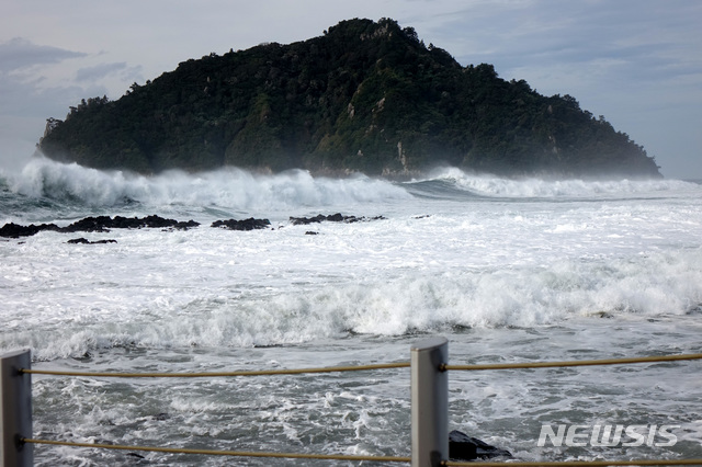 【제주=뉴시스】강정만 기자 = 제19호 태풍 '솔릭'의 영향으로 22일 오전 제주도 서귀포시 보목동에 있는 숲섬앞에서 거센 파도가 몰아치고 있다. 2018.08.22&nbsp; kjm@newsis.com 