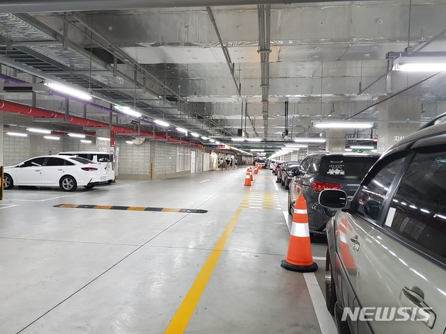 【창원=뉴시스】김기진 기자 = 경남 도내 대형마트의 지하 주차장. 사진은 본 기사와 무관합니다. 2018.08.22. sky@newsis.com