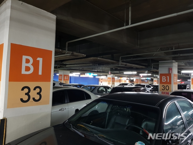 【창원=뉴시스】김기진 기자 = 경남 도내 대형마트의 지하 주차장. 사진은 본 기사와 무관합니다. 2018.08.22. sky@newsis.com