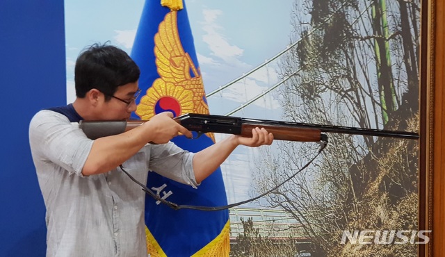  【봉화=뉴시스】김진호 기자 = 22일 경북 봉화경찰서 대회의실에서 열린 기자회견에서 한 경찰관이 전날 소천면사무소에서 발생한 '공무원 엽총 살해 사건' 때 사용한 엽총으로 범행 장면을 시연하고 있다. 2018.08.22&nbsp; kjh9326@newsis.com 