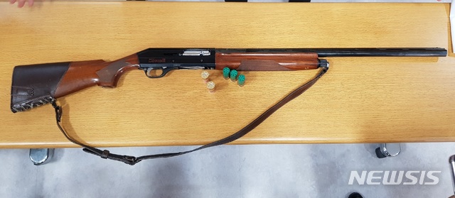  【봉화=뉴시스】김진호 기자 = 22일 경북 봉화경찰서는 대회의실에서 기자회견을 갖고 전날 발생한 '소천면사무소 공무원 엽총 살해 사건'에 대해 브리핑했다. 사진은 범인이 사용한 엽총. 2018.08.22&nbsp; kjh9326@newsis.com 