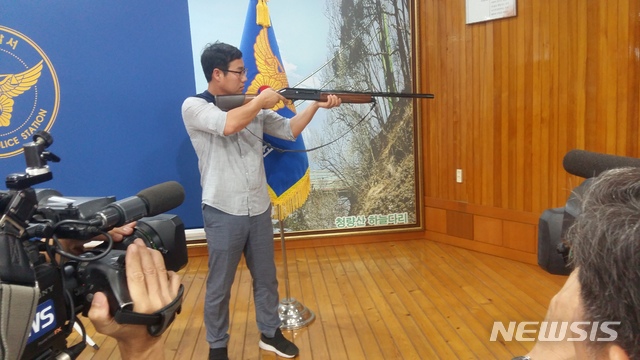  【봉화=뉴시스】김진호 기자 = 22일 경북 봉화경찰서 대회의실에서 열린 기자회견에서 한 경찰관이 전날 소천면사무소에서 발생한 '공무원 엽총 살해 사건' 때 사용한 엽총으로 범행 장면을 시연하고 있다. 2018.08.22 kjh9326@newsis.com 