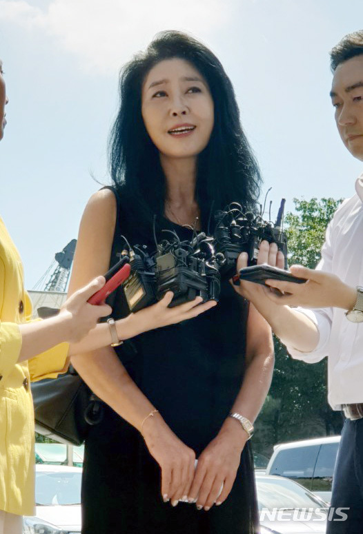 【수원=뉴시스】박다예 기자 = 배우 김부선은 22일 경기 분당경찰서 앞에서 경찰 출석에 앞서 취재진 질문에 답하고 있다. 2018.08.22 pdyes@naver.com