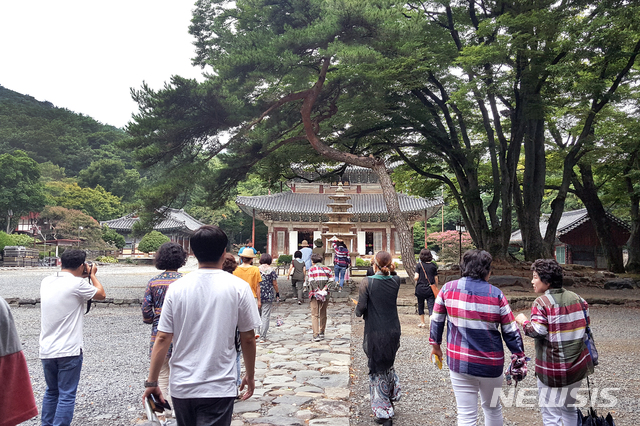 【안동=뉴시스】류상현 기자 = 경주지역의 문화관광해설사들이 21일 부여군 무량사를 탐방하고 있다. 2018.08.22 (사진=경북도 제공)  photo@newsis.com 