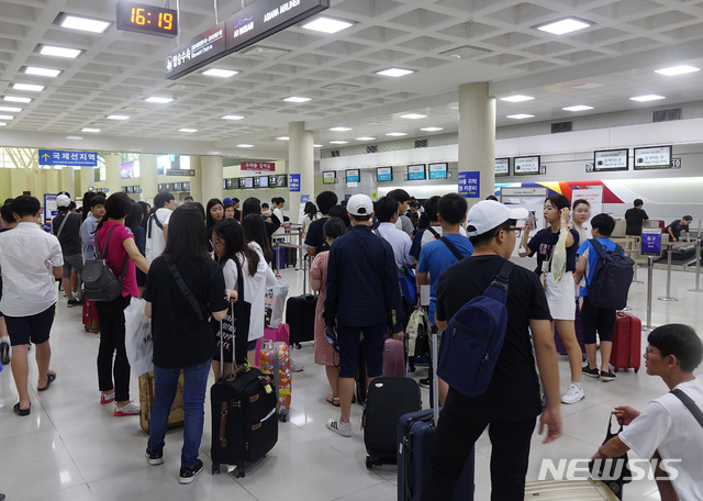 【제주=뉴시스】배상철 기자 = 22일 오후 제19호 태풍 ‘솔릭’의 북상으로 제주공항 항공편이 줄줄이 결항되면서 공항이 관광객들로 붐비고 있다. 2018.08.22.bsc@newsis.com