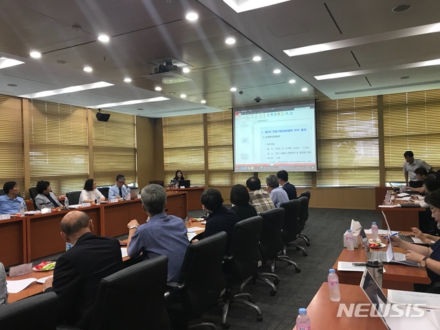 【울산=뉴시스】구미현 기자 = 22일 울산시청 국제회의실에서 제3차 시립미술관 건립 공론화 전문가위원회가 열리고 있다. 2018.08.22. gorgeouskoo@newsis.com