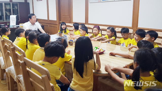 【충주=뉴시스】이병찬 기자 = 22일 충북 충주시청 시장실에서 조길형 시장이 시청 견학에 나선 어린이들과 대화하고 있다.2018.08.22.(사진=충주시 제공) photo@newsis.com