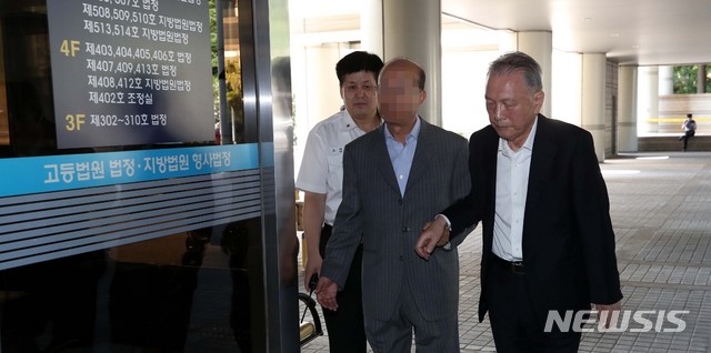 【서울=뉴시스】고범준 기자 = 김기춘 전 청와대 비서실장이 22일 오전 서울 서초구 서울중앙지법에서 열린 '화이트리스트' 관련 공판에 출석하기 위해 법정으로 들어가고 있다. 2018.08.22.&nbsp; bjko@newsis.com